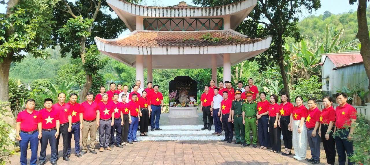 Hình ảnh tin tức CÔNG TY CP ĐỒNG TẢ PHỜI - VINACOMIN- LAN TỎA TRUYỀN THỐNG “UỐNG NƯỚC NHỚ NGUỒN” VÀ GẮN KẾT CỘNG ĐỒNG TRONG SINH HOẠT CHUYÊN ĐỀ “HƯỚNG VỀ CƠ SỞ VÀ ĐỊA CHỈ ĐỎ”